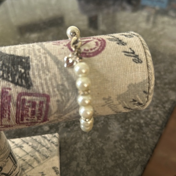 Carolee pearl and rhinestone bracelet in perfect condition - Picture 2 of 2